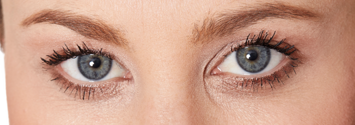 Sch&ouml;n geschwungene Augenbrauen pr&auml;gen den gesamten Gesichtsausdruck. Mit einer Augenbrauenkorrektur in der Rosenpark Klinik verschwinden Zornesfalten und Kr&auml;henf&uuml;&szlig;e. Die Brauen bekommen neuen Schwung.