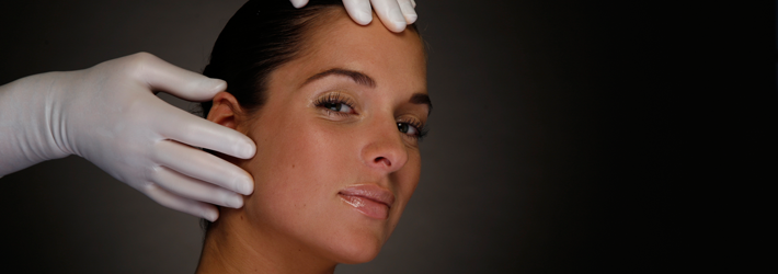 Eine Stirnlifting-OP in der Rosenpark Klinik gl&auml;ttet die obere Gesichtspartie und hebt die Augenbrauen typgerecht an &ndash; f&uuml;r einen freundlichen, entspannten Gesichtsausdruck.