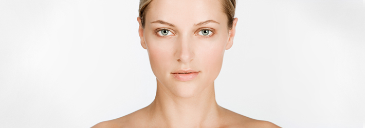 Gesicht einer Frau mit makelloser Haut